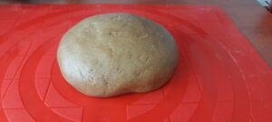 Összegyúrt mézeskalács tészta